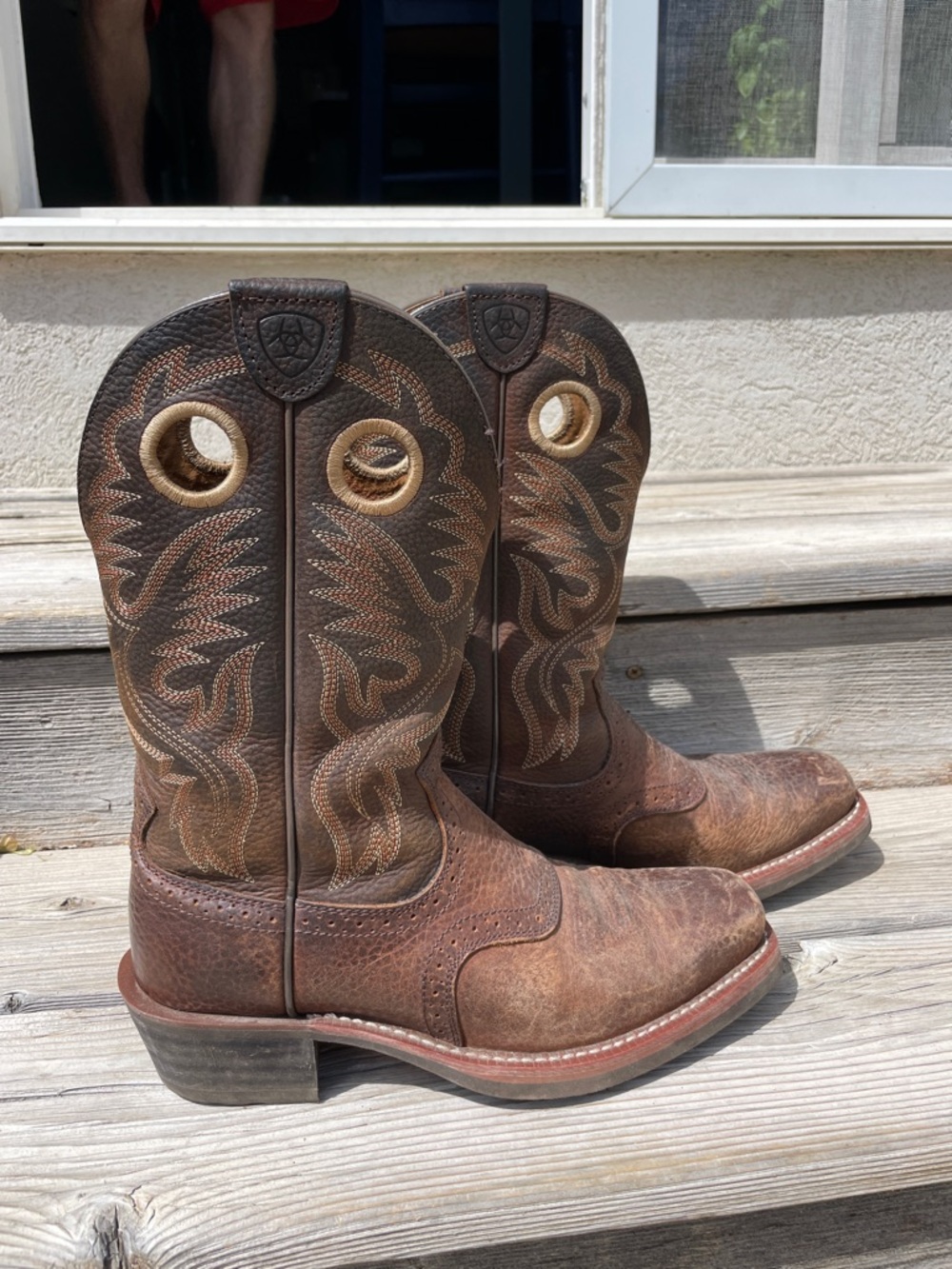 ARIAT Brown Western Pull-On Cowboy Boots with Stitching Detail 🤠